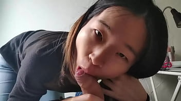 Bibir panas Asia melayani nafsu