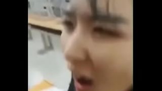 Mahasiswa yang menggoda dengan tubuh seksi