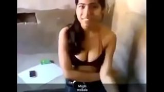 Gadis Desi panas melepas pakaian dengan menggoda