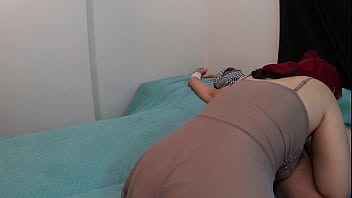 Arab Muslimah Berjilbab Duduk di Atas Penis