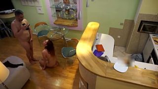 Remaja seksi menggoda ayah tirinya untuk bercinta di dapur