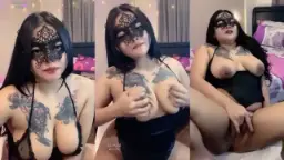 Cassandra Omek Muncrat Deras, Bling-Bling Basah Berkilau