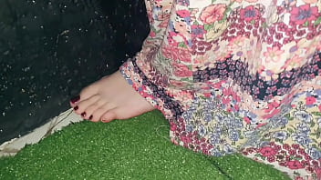 Arab putih dengan memek merah muda pijat erotis India