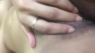 Aksi Tersembunyi Desi yang Menggoda