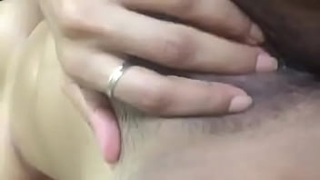 Aksi Tersembunyi Desi yang Menggoda
