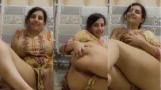 Gadis Pakistan berbokong besar memamerkan lubang pantatnya di kamar mandi