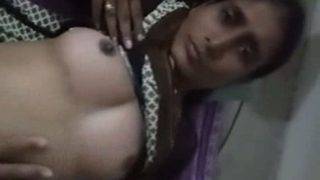 Istri India telanjang digerayangi jari