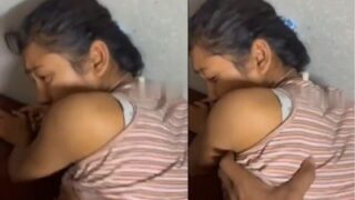 Pengendara motor perempuan di Silchar mengerang keras dalam video seks viral ini
