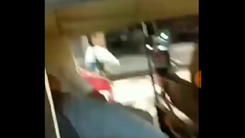 Lebah India yang Bergairah Bercumbu di Dalam Bajaj
