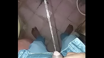 Desi pria mandi dengan pancuran panas yang deras