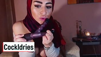 Gadis Berhijab Arab yang Mahir Mengulum Kontol