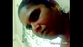 Desi Randi mengisap kontol klien dalam video MMS panas