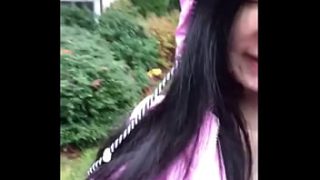 Gadis Asia Telanjang Dada Basah Kuyup di Tengah Hujan Deras