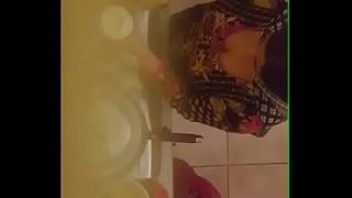 Tante Desi yang Menggoda dengan Belahan Dadanya yang Menggairahkan