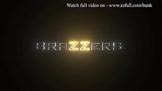 Katalina Kyle Mengguncang Ranjang dengan Getaran Menggoda di Brazzers – Tonton Adegan Panasnya di zzfull.com/hunk