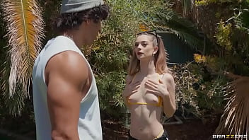 Molly Little, Si Jalang Nakal di Halaman Belakang / Brazzers / Masukkan Kode XVPROMO di Situs Resmi untuk Diskon