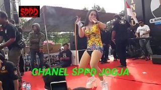 Sintya Riske Menggoda dengan Gerakan Liar di Atas Panggung