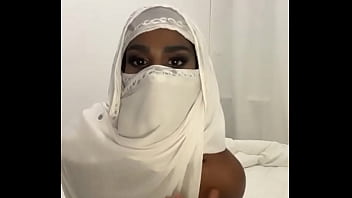 Menggoda di Bulan Suci: Aku Pakai Hijab Hanya Saat Ramadan