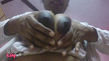 Gadis India Lily dengan Payudara Montok dan Menggoda