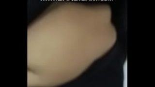 Pusar dalam dan berlekuk istri Desi yang menggoda