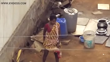 Desi Berdiri Sambil Kencing dan Mengencingi