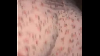 Gadis Muslimah berhijab menggoyangkan pantat Arabnya yang montok – goyangan solo, renggangkan dan pantulan menggoda