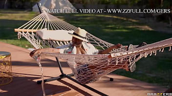 Menggoyang Pantat di Hammock, Jessie Rogers dari Brazzers