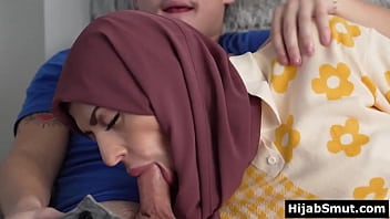 Gadis Arab polos berjilbab melayani nafsu pacar Amerika dengan mulutnya
