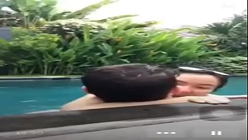 Bercinta di kolam renang saat siaran langsung