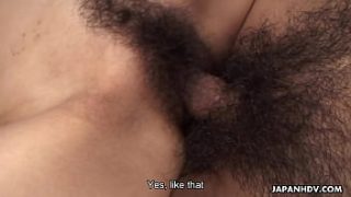 Gadis Asia berambut cokelat digoyang dari belakang dengan gaya anjing