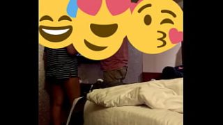 Istri Desi menggoda tukang kabel dengan godaan panas