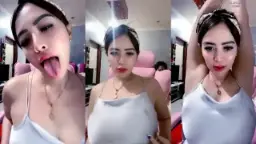 BeeFlo Pamer Ketiak Mulus yang Menggoda dan Menggiurkan