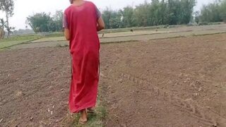 Bhabhi genit menggoda tetangga di ladang, aksi panas seks desi