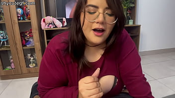 Pemandangan Panas: BBW Milf Isabelle Myers Menggoda dan Memainkan Kontol Anak Tirinya