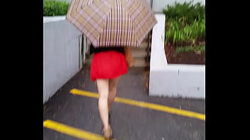 Gadis Asia Menggoda dengan Rok Mini yang Sengaja Pendek