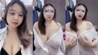 Cewek Seksi Baju Transparan Tampil Hot di Live Streaming