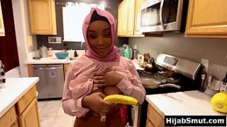 Gadis muslimah berkulit gelap belajar teknik oral yang menggairahkan