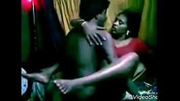 Bibi ber-saree desi digoyang keras sampai meraung