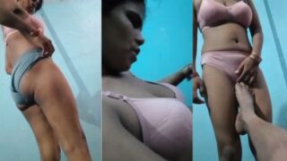 Desi yang panas memamerkan tubuhnya yang menggairahkan untuk Devar yang mesum