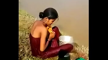 Desi Bhabhi Mandi Telanjang di Tempat Terbuka