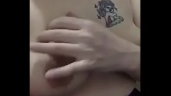 Gadis Tionghoa dengan payudara besar memuaskan diri sendiri