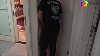 真空跳蛋购物，饥渴少妇勾引外卖小哥上门激情内射