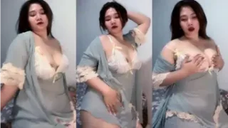 Febby Cantik Gemoy Menggoda dengan Remasan Seksi di MangoLive