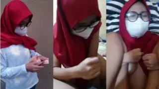 Gadis Berjilbab Sensual di Kamar Kos yang Menggoda