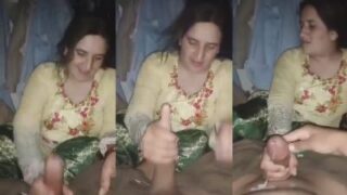 Ibu tiri Karachi menggoda anak tirinya dengan sentuhan panas di ranjang Pakistan