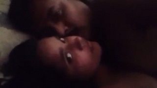 Pasangan India panas bercinta liar di rumah sendiri