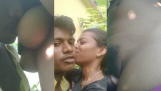 Pasangan India Selatan bercinta liar di alam terbuka, rekaman panas dari balik semak-semak