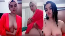 Rosalinda Baru Selesai Mandi, Membuka Handuk Memamerkan Payudara Besar
