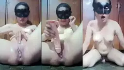 Silvia Chan Menggoda dengan Mainan Panas
