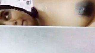 Swathi Naidu Mandi Telanjang di Kamar Mandi Saat Hamil